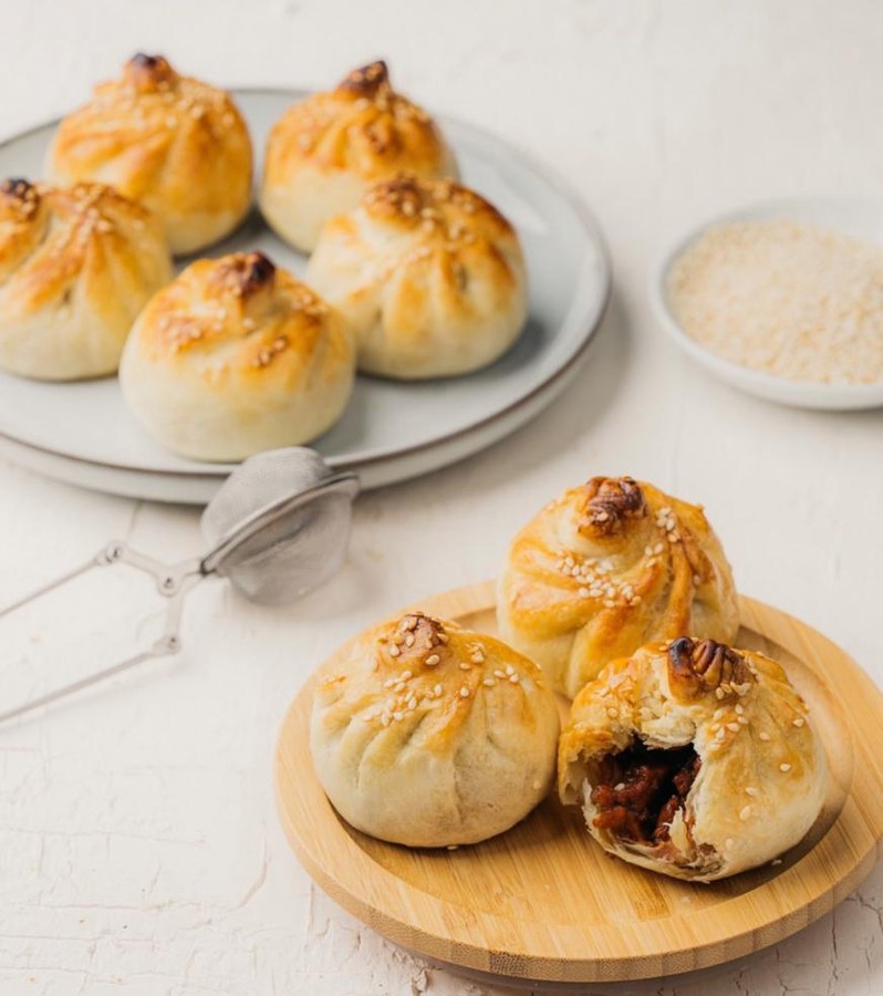 Fresh vegan siew bao with sesame on top