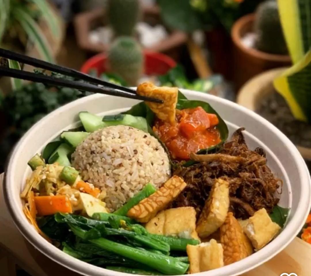 A Loving Café grain bowl being served at the table